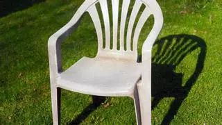 Recupera el blanco de tus sillas de plástico con estos trucos de limpieza caseros