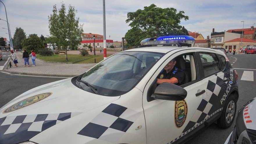 Agentes de la Policía Local de Vilanova. // Iñaki Abella