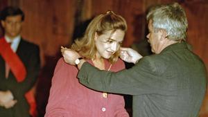 El entonces alcalde de Barcelona, Pasqual Maragall, entrega la Medalla de Oro de la ciudad a la infanta Cristina en 1997.