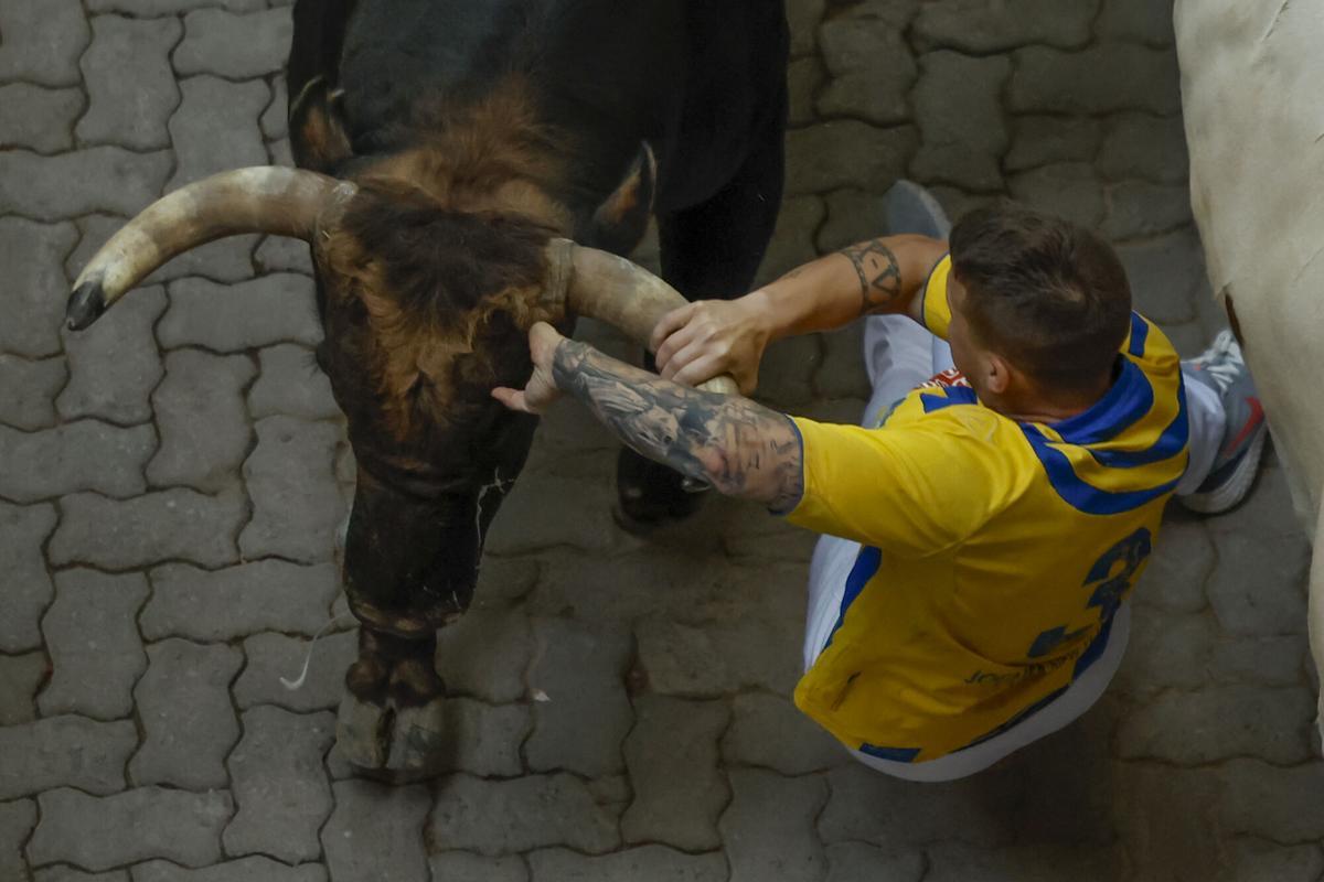 Sexto encierro de los Sanfermines, tenso, emocionante y protagonizado por los toros de la ganadería de La Palmosilla.
