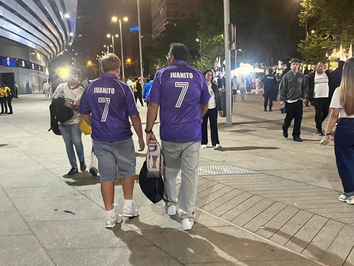 Dos aficionados del Real Madrid con la camiseta de Juanito.