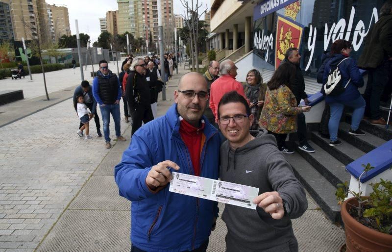 Largas colas para adquirir entradas para el derbi aragonés