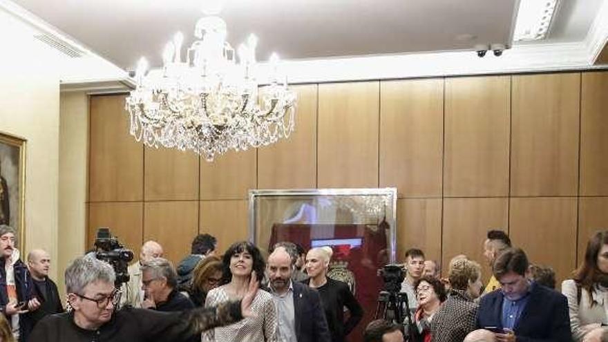 La Alcaldesa entra en el salón de recepciones seguida de Ángela Baños y Santos Tejón para presentar el plan de trabajo en turismo.