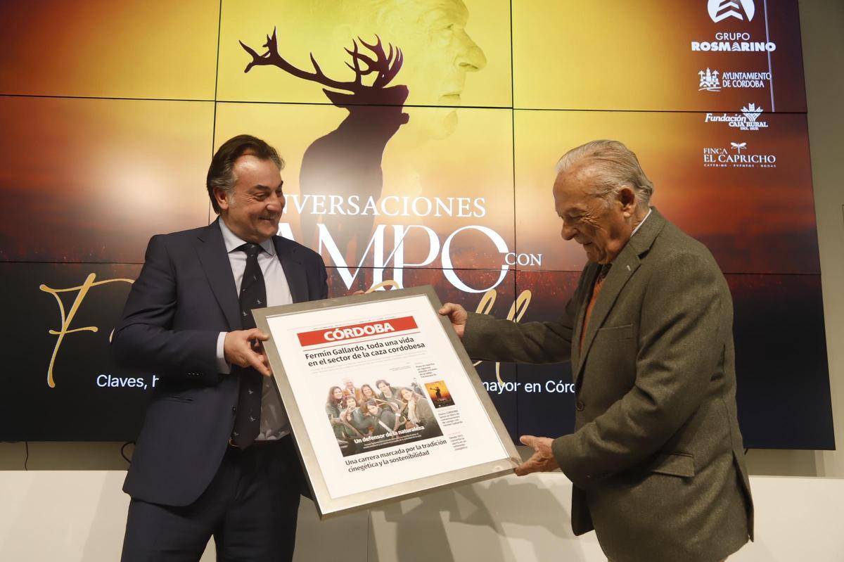 Jesús Morales, gerente de Diario CÓRDOBA, entrega un recuerdo a Fermín Gallardo.