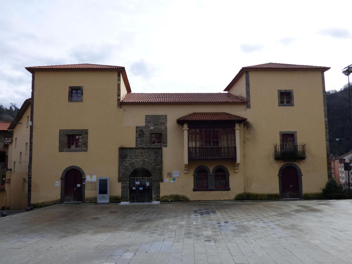 La Casa de Cultura de Cangas del Narcea, donde se encuentra la biblioteca.