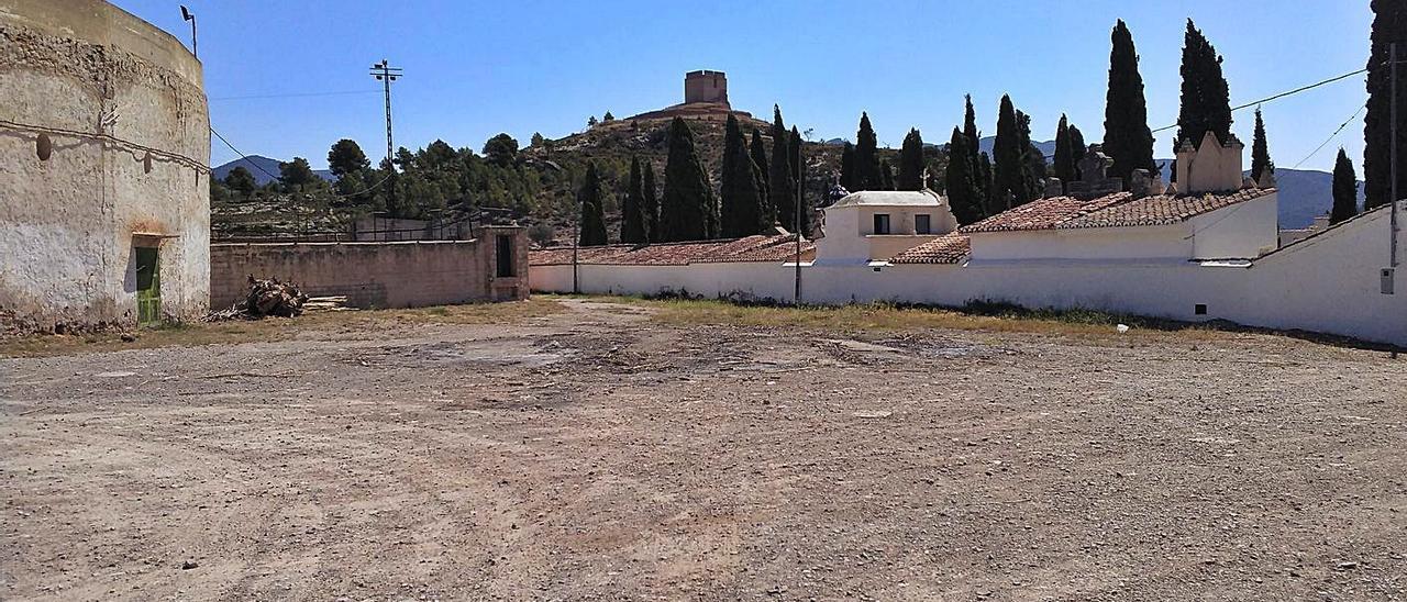 Explanada entre el cementerio y la plaza de toros donde se encuentran las fosas comunes. | LEVANTE-EMV