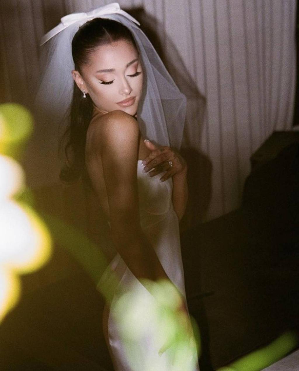 Ariana Grande con vestido de novia de Vera Wang