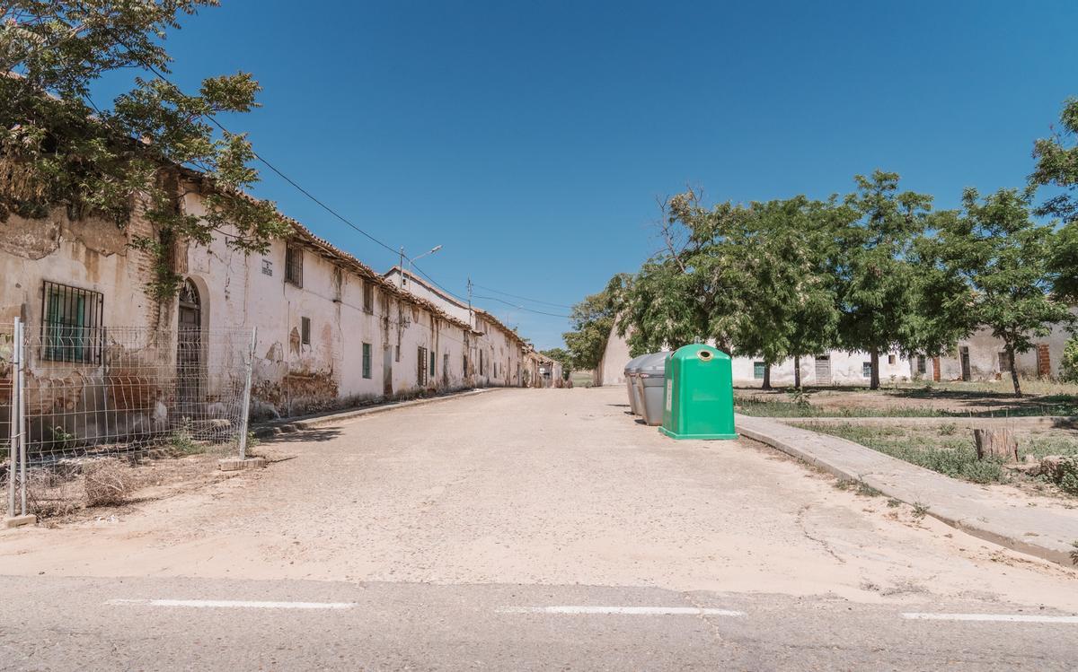 La calle principal de Fresno de Torote.