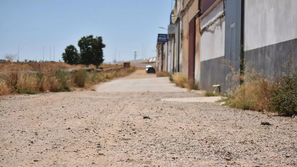 Calles sin asfaltar, zonas sin luz y culebras en casa, así vive Charca Musia en Cáceres: "Estamos abandonados"