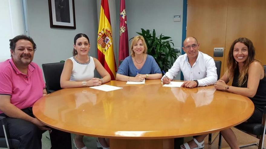 Violante Tomás y Fernando Soleto (en el centro) firman el convenio de colaboración.