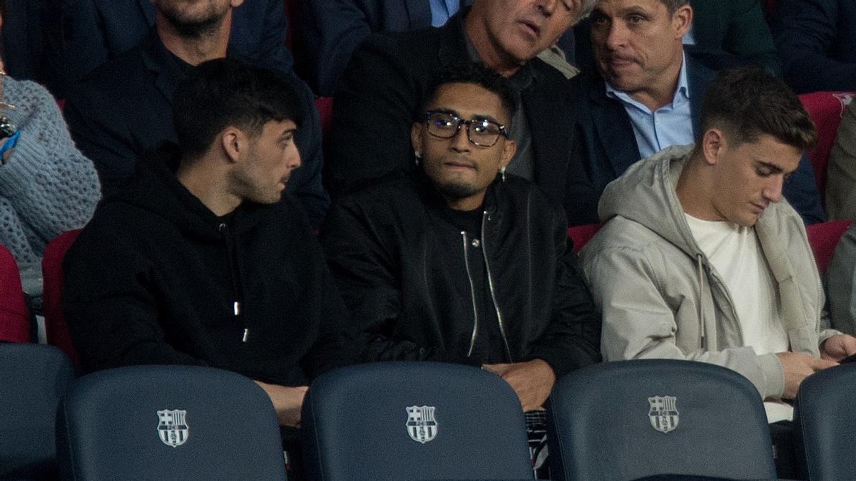 Pedri, Raphinha y Gavi, en la grada de Montjuïc durante el Barça-Shakhtar de la Champions.