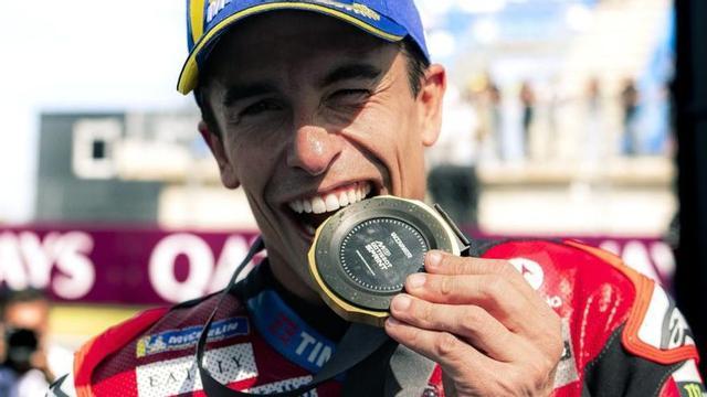 Marc Márquez celebra el seu triomf d’ahir en la carrera esprint. | ALEJANDRO CERESUELA