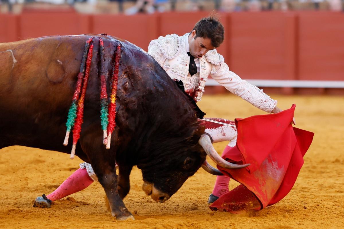 Rafa Serna con el quinto de la tarde al que cortó una oreja.