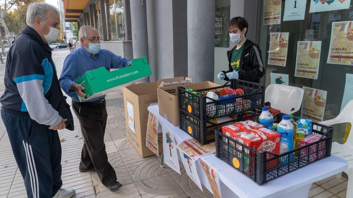 Uno de los voluntarios recoge los alimentos en el punto de recogida de la Concejalía de Juventud.