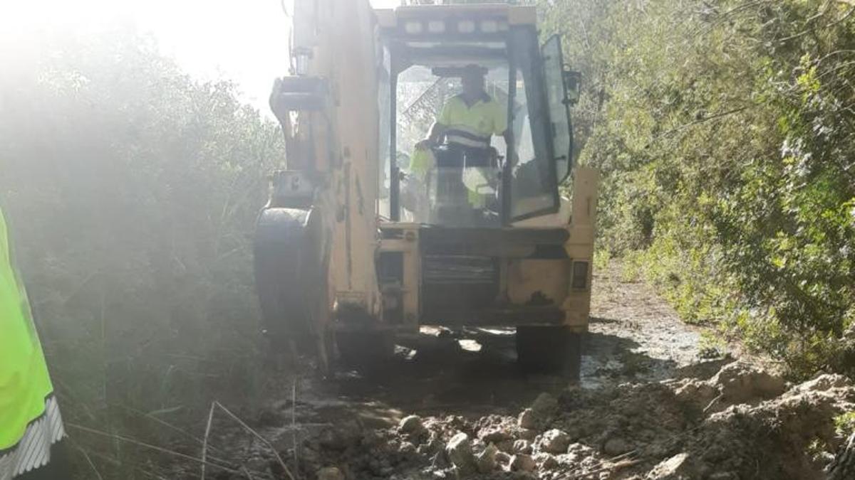 Operarios de Abaqua trabajan todo el día sobre el terreno para solucionar la avería y retirar los restos fecales.