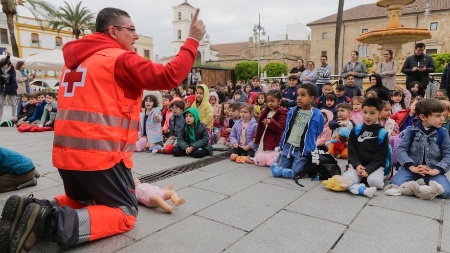 La Cruz Roja y el 112 enseñan primeros auxilios a los niños de Mérida