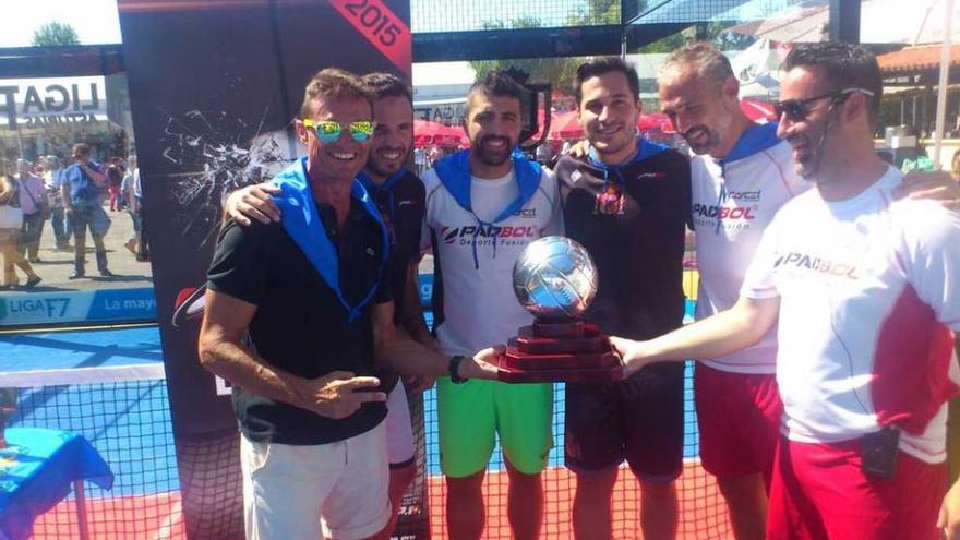 Las tres parejas que coparon el podio del Campeonato de Asturias.