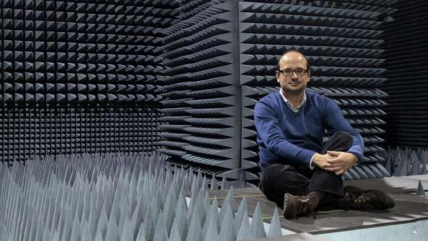 El profesor Fernando Aguado, en la sala anecoica de la Escuela de Telecomunicaciones.  // Salvador Sas