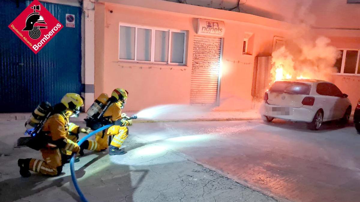 Los bomberos en el momento de la extinción el fuego en un vehículo en Benidorm.