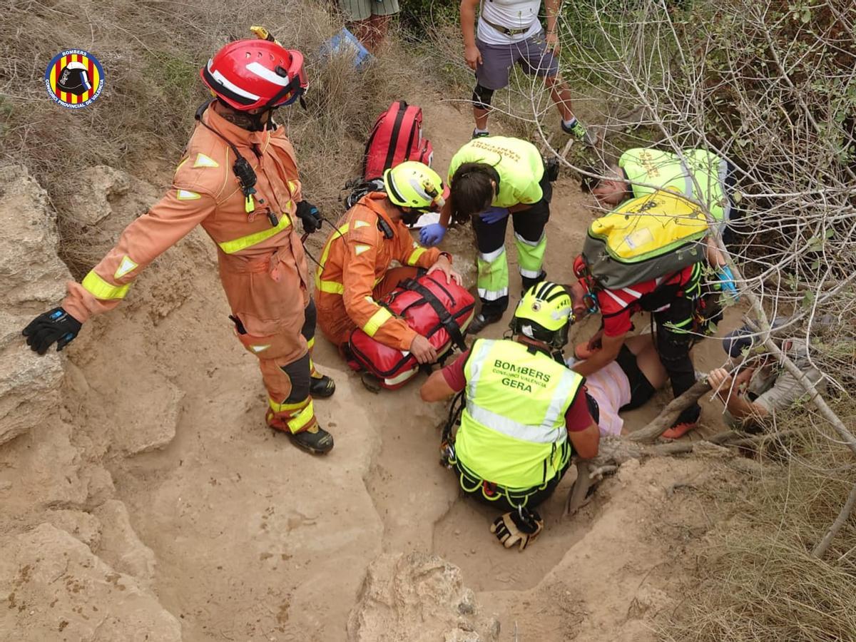 Integrante sdel equipo de rescate auxilian a la mujer lesionada en Anna.