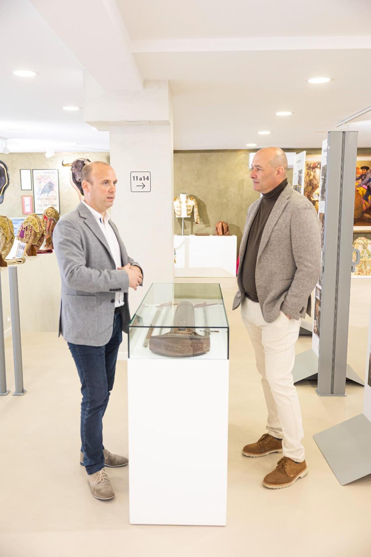 Galería de fotos de la visita del director general de Interior, Vicent Huet, al Museu del Bou de Burriana