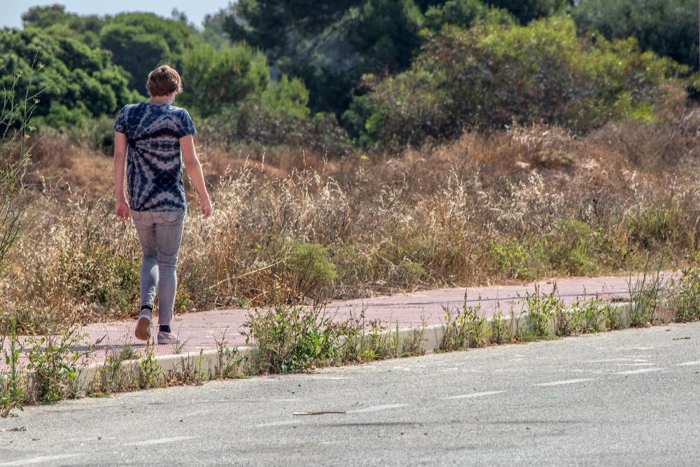 Residentes y turistas denuncian el abandono de las urbanizaciones del litoral con calles llenas de podas y escombros, maleza sin control y viales con socavones. Critican la inseguridad por la falta de