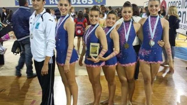 Rodrigo Vázquez y el conjunto cadete femenino. // FDV