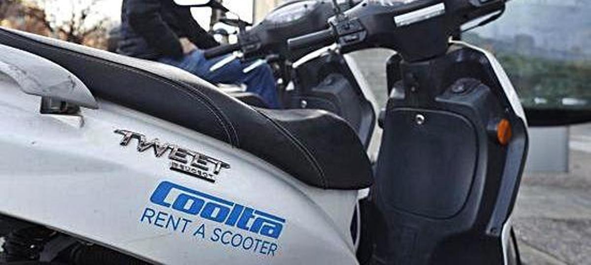 Motos elèctriques de Cooltra, ahir, al centre de Girona.