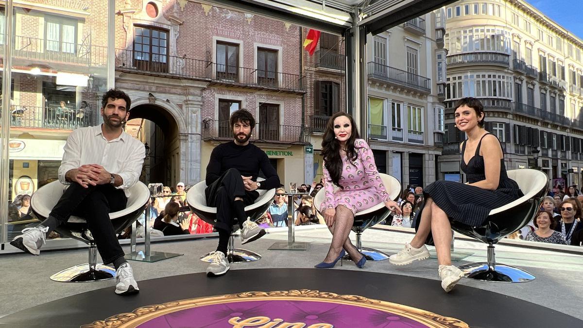 Alaska, grabando 'Cine de Barrio' en plena calle Larios