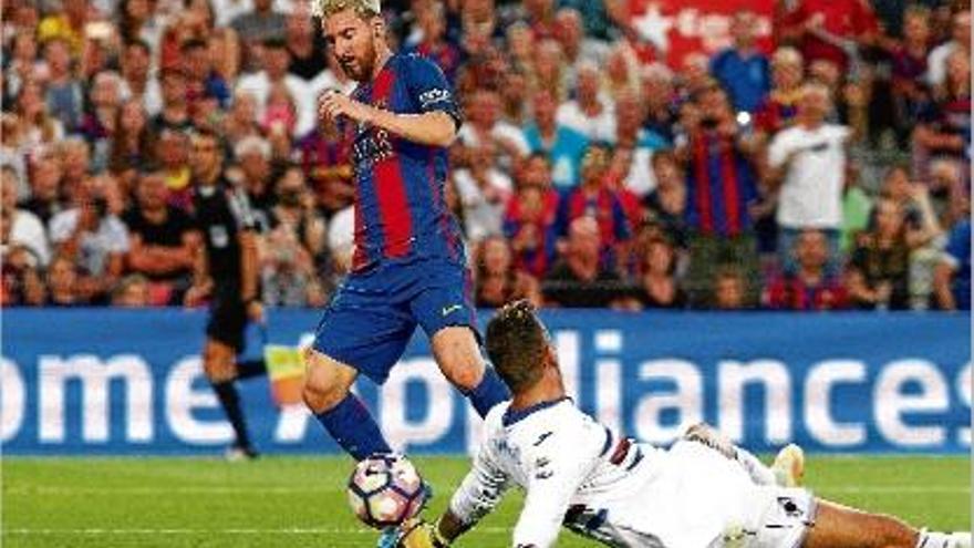 Leo Messi burla el porter Viviano per fer pujar el 2-0 al marcador a la primera meitat.