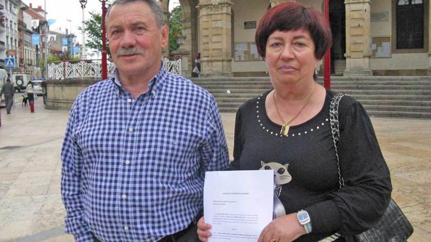 Sergio Cabañas y Luisa Mari García, ante el Ayuntamiento de Villaviciosa.