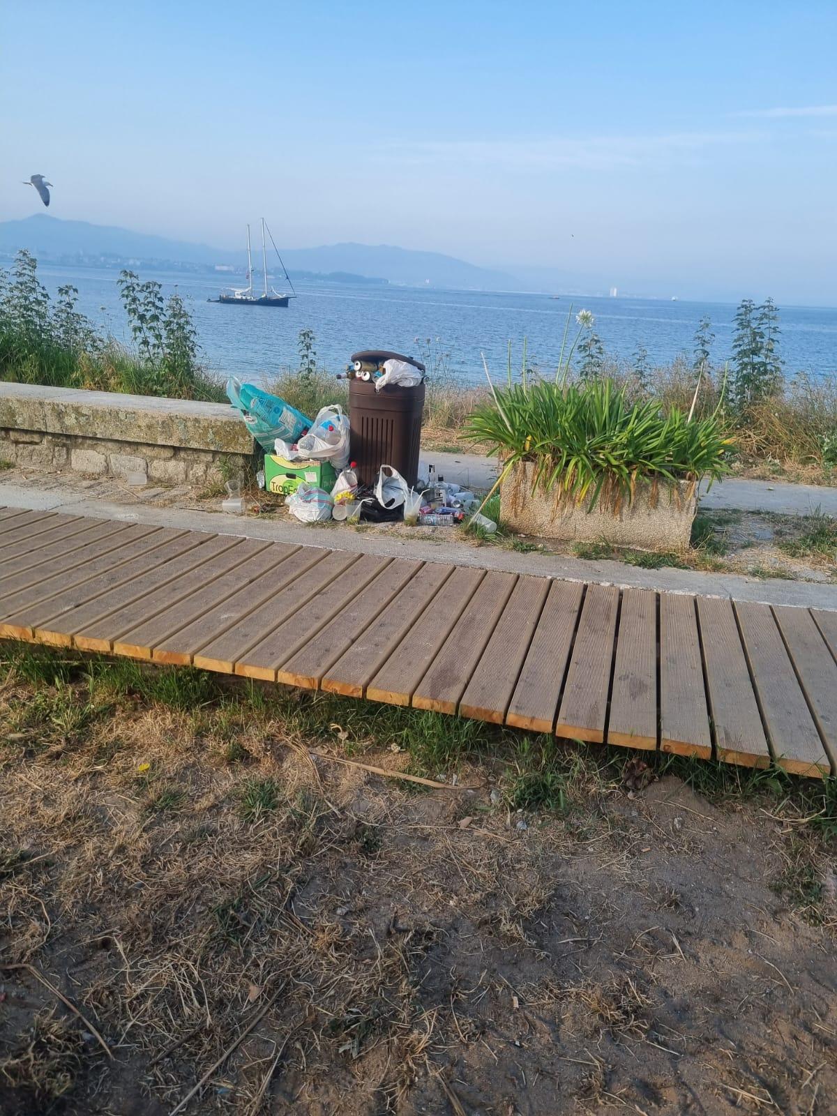 Los equipos de limpieza eliminan la basura de San Juan en las playas de Cangas