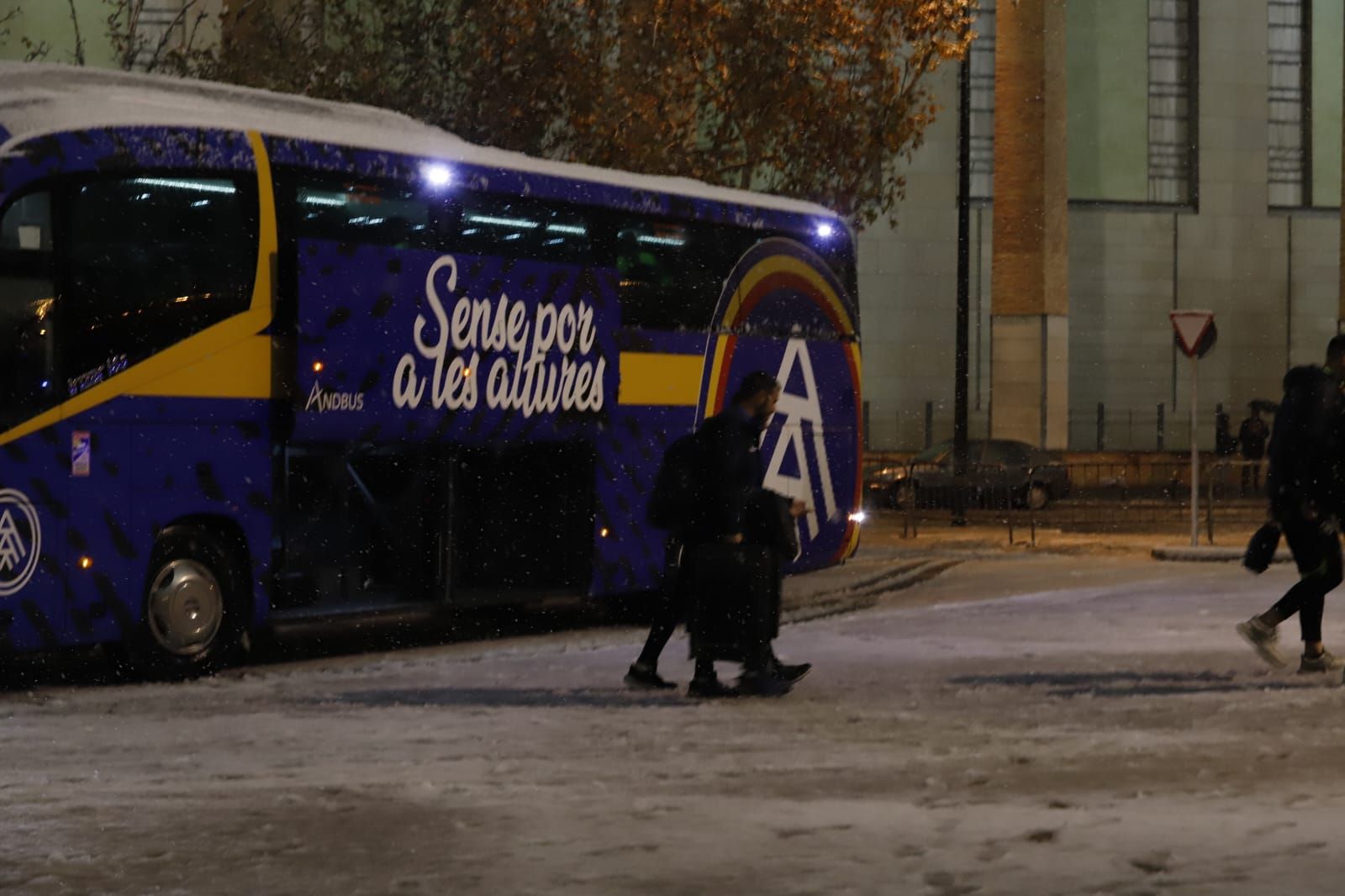 Real Zaragoza-Andorra, en imágenes: operarios trabajan para que el partido se juegue