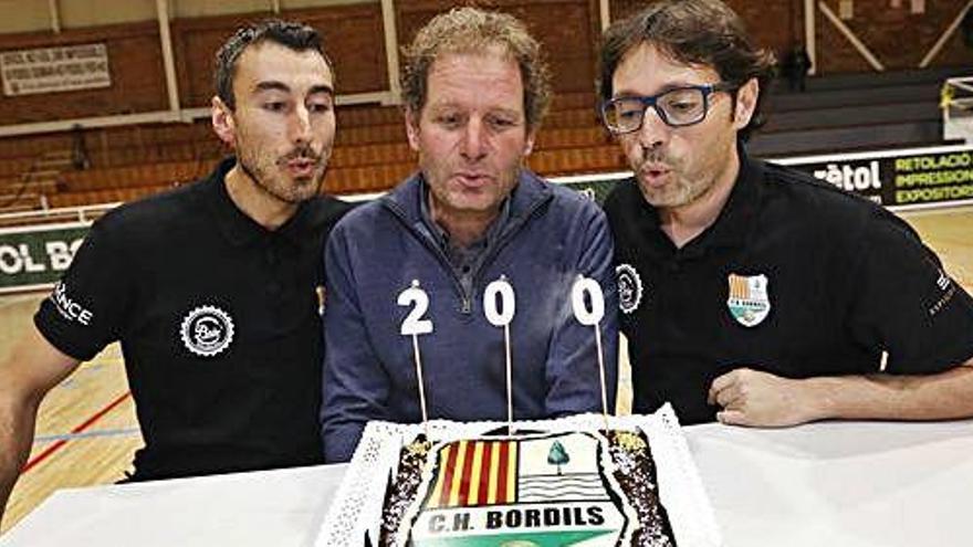 Jordi González, Quim Pou i Pau Campos bufant les espelmes en plena celebració del partit 200 del Bordils a Plata.