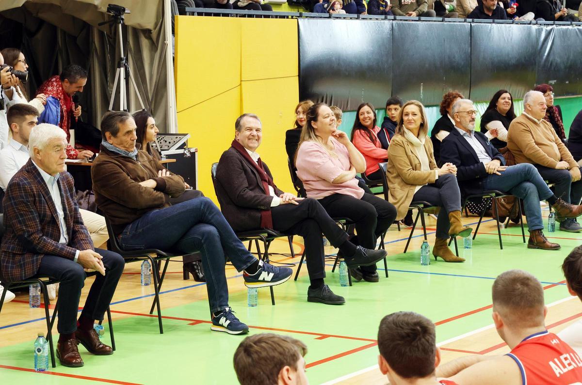 Las autoridades que asistieron al acto de presentación del Club Seis do Nadal en Navia