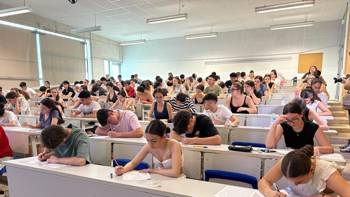 Candidatos de la PAU durante la realización de la prueba de Lengua Castellana y Literatura, en la UMU