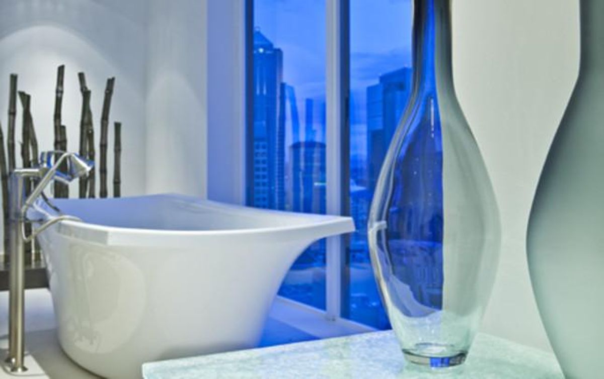 Una luxosa banyera al costat dels finestrals de l’apartament.