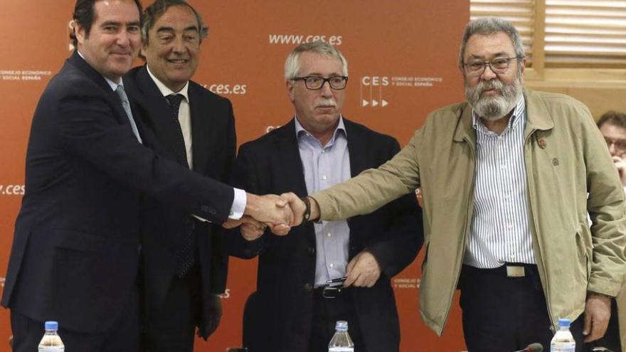 Por la izquierda, Antonio Garamendia (Cepyme), Juan Rosell (CEOE), Ignacio Fernández Toxo (CC OO) y Cándido Méndez (UGT), ayer, en Madrid, tras la firma del pacto.