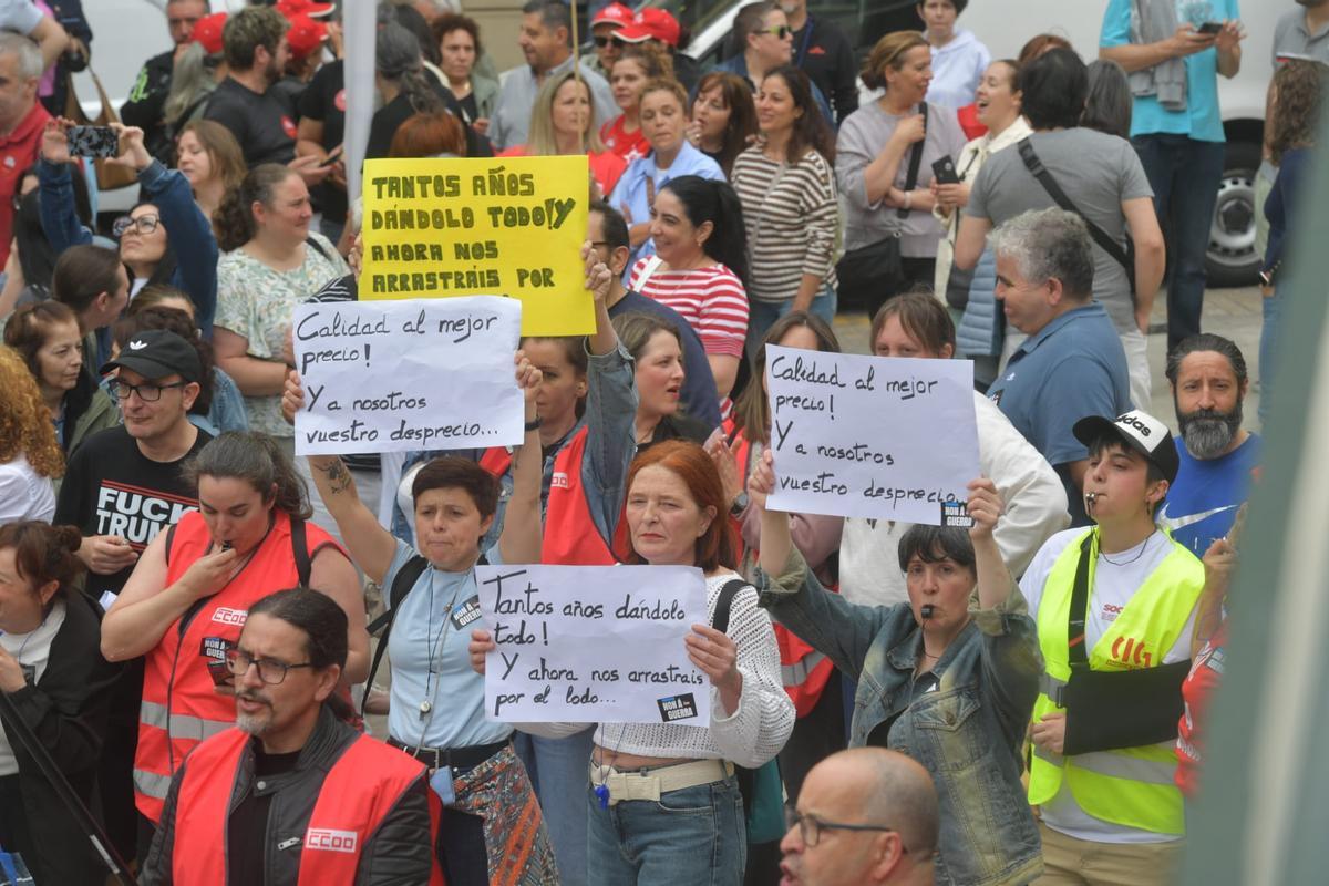 Manifestantes con pancartas durante la protesta en A Coruña.