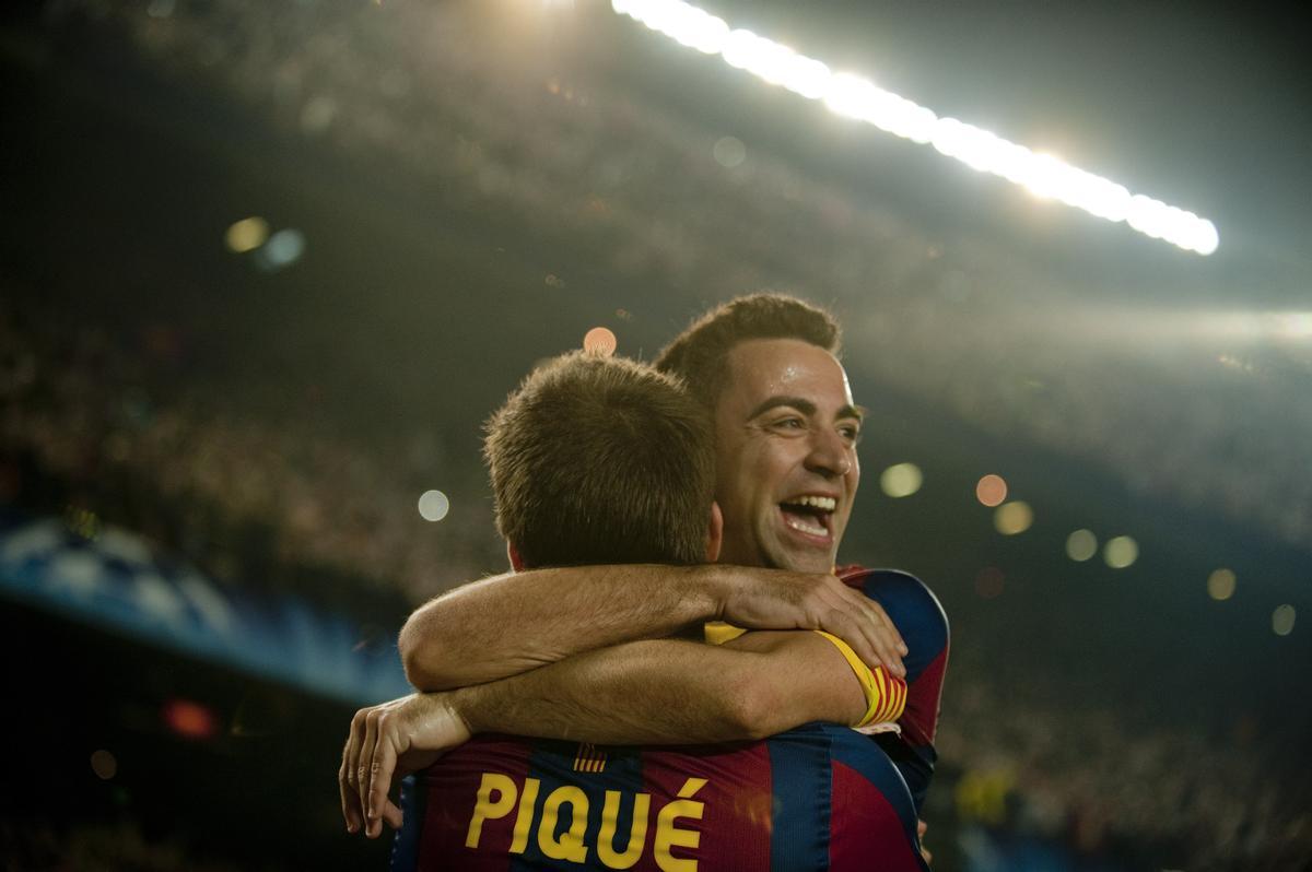 Xavi felicita a Piqué tras su gol contra el Shakhtar Donetsk, en abril de 2011.