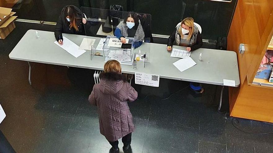Votació en un col·legi electoral ahir a Igualada