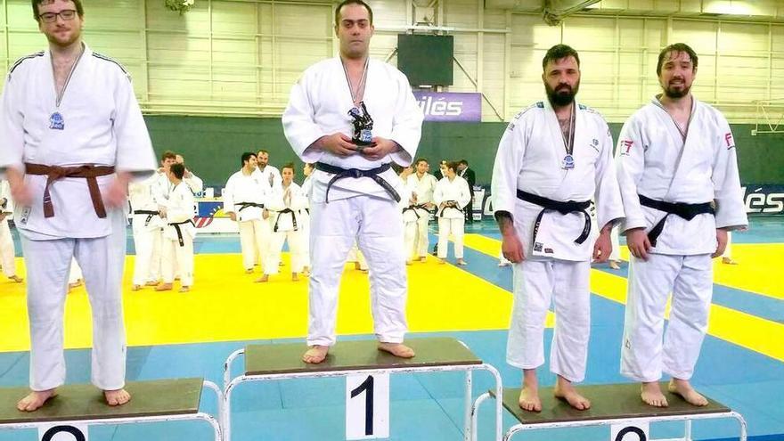 Mario Crespo, con el trofeo que le acredita como campeón de Asturias.