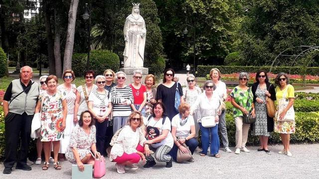 Los participantes en la visita, en el parque de Isabel la Católica, ayer.