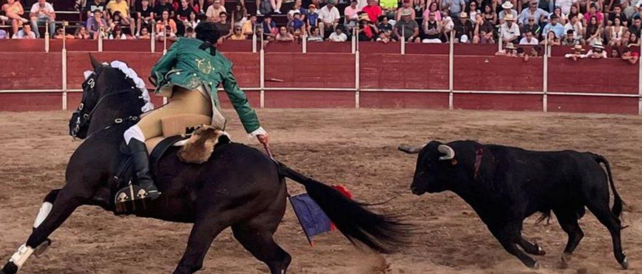 Tres momentos de la lidia en la corrida internacional de rejones celebrada en San Cristóbal.
