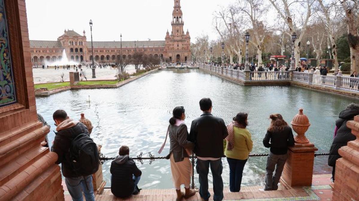 Turistas visitan la Plaza de España de Sevilla