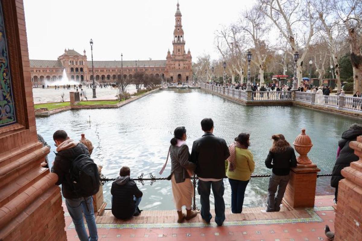 Turistas visitan la Plaza de España de Sevilla