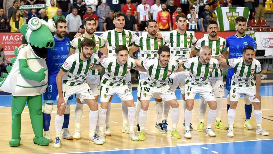 Víctor Areales, a la derecha, en la foto oficial del partido ante el Jaén en Vista Alegre.