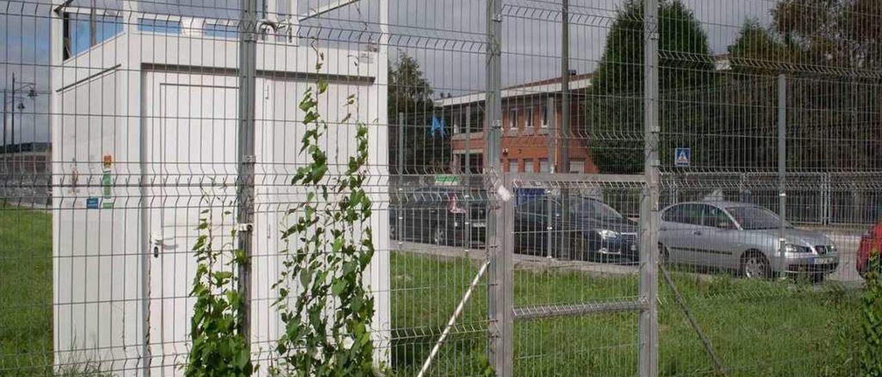 La estación medidora de contaminación de Lugones, junto al IES Astures, ayer.