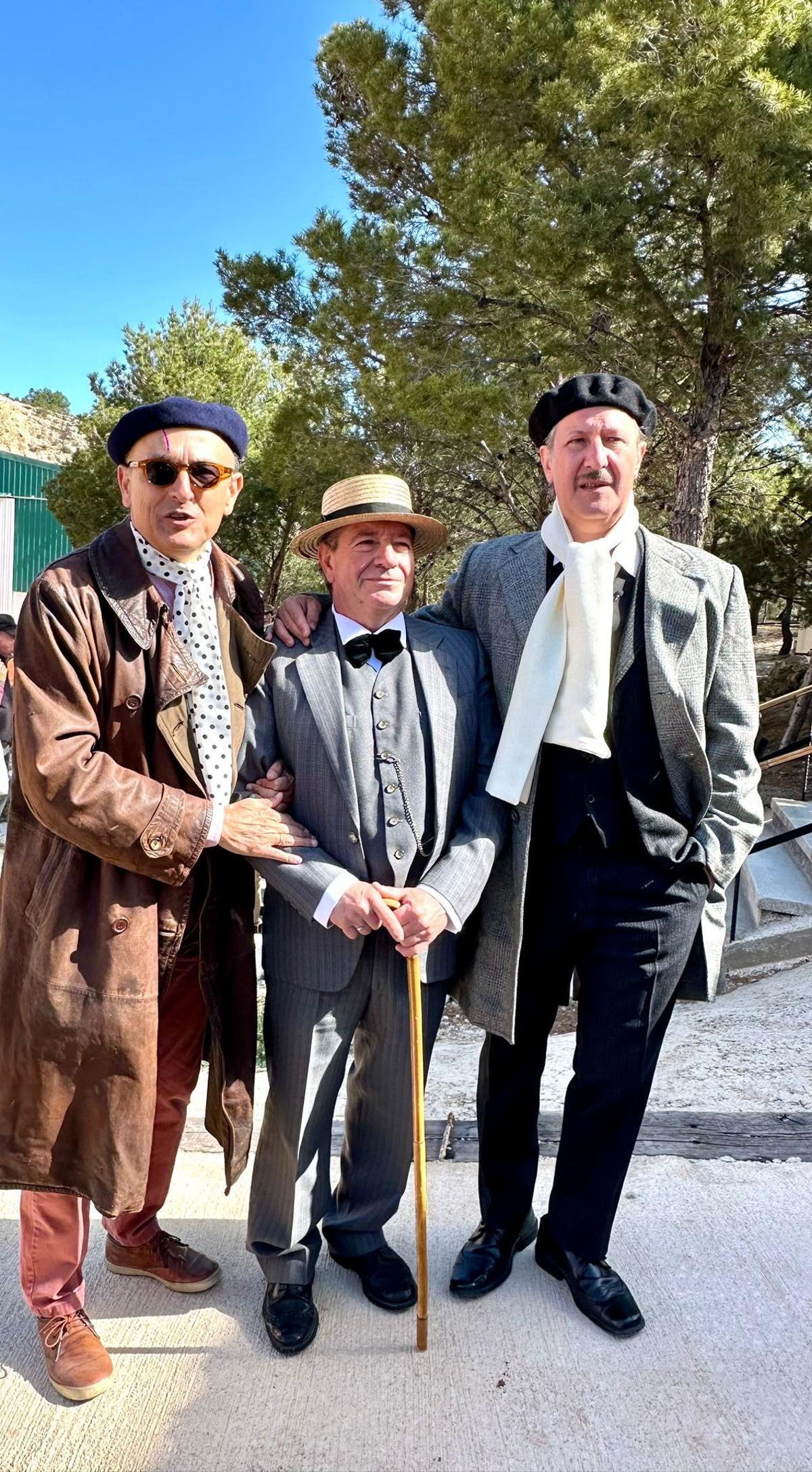 El alcalde Enrique Salueña entre el bisnieto de Zuloaga y el actor caracterizado de Ignacio Zuloaga.
