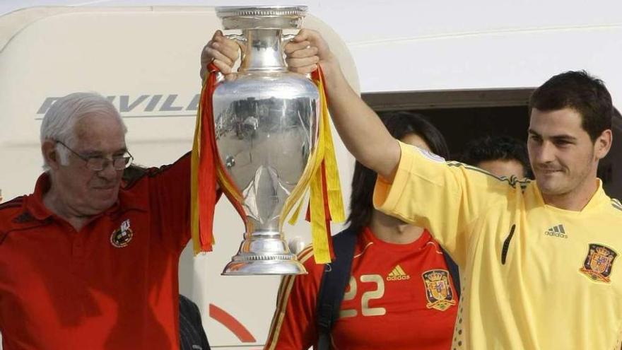 Luis Aragonés e Iker Casillas con el trofeo de campeones de la Eurocopa de 2008.